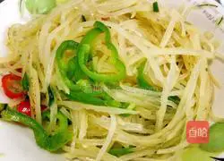 Illustration of how to make green pepper and potato shreds 11