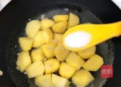 Illustration of how to make olive oil roasted potatoes 3