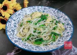 Illustration of how to make scrambled eggs with bean sprouts 8