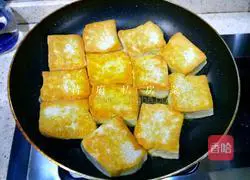 Illustration of how to cook tea tree mushrooms and pan-fried tofu 3