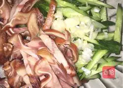 Illustration of how to make red oil pig ears 3