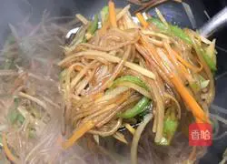 Illustration of how to make vegetarian stir-fried three shredded silkworms 11