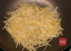 Illustration of how to make vinegar-coated potato shreds 4
