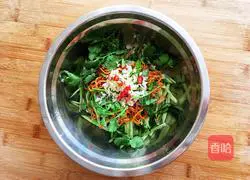 Illustration of how to make cold cucumber and cordyceps flowers 7