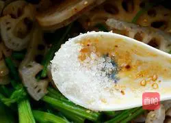 Illustration of how to make spicy cold lotus root slices 7