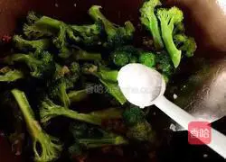 Illustration of how to make hot broccoli 12
