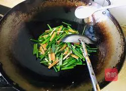 Illustration of how to stir-fry dried tofu with chives and moss 3