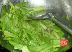 Illustration of how to make stir-fried celery 6
