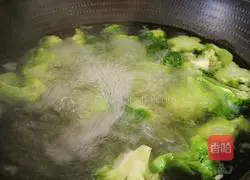 Illustration of how to stir-fry broccoli with bean sprouts 4