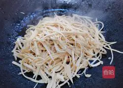Illustration of how to stir-fry thousands of green peppers 9