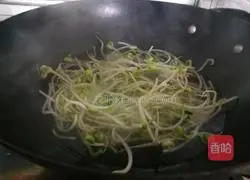 Illustration of how to stir-fry vermicelli with soybean sprouts 5