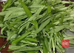 Illustration of how to make stir-fried water spinach 2