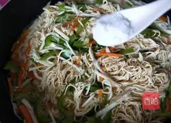 Illustration of how to stir-fry fine dried shreds 5