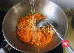 Illustration of how to make fried tofu skin with shredded carrots 9