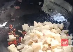 Illustration of how to make spicy lotus root diced 4