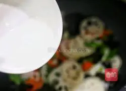 Illustration of how to make lotus pond stir-fry 9