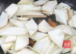 Illustration of how to stir-fry king oyster mushrooms with carrots 5