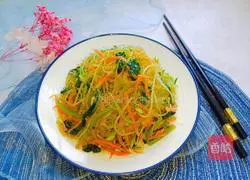 Illustration of how to stir-fry vermicelli with spinach and bean sprouts 8