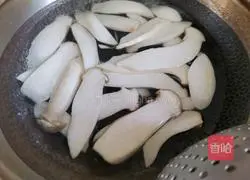 Cold hand-shreded king oyster mushrooms Mushroom recipe illustration 3