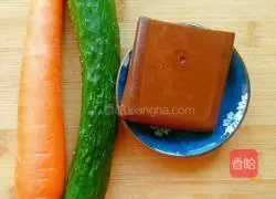 Illustration of how to make cucumbers mixed with dried beans 1