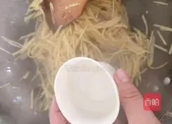 Illustration of how to make spicy potato shreds 7