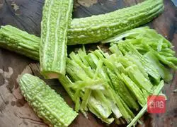 Stir-fried bitter melon Illustration of how to do it 1