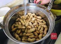 Illustration of how to make braised peanuts 3