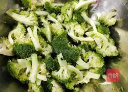 Illustration of how to make garlic broccoli 4