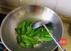 Illustration of how to make fried snow peas 8