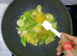 Illustration of how to make green pepper and potato slices 16