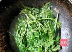 Illustration of how to mix Chinese toon with garlic sprouts 4