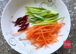 Illustration of making spicy and sour potato shreds 2