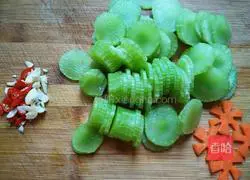 Illustration of how to make stir-fried lettuce slices 2