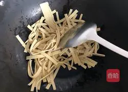 Illustration of how to make pepper tofu skin 3