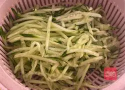 Illustration of how to make spicy and sour fern root powder mixed with cucumber shreds 3