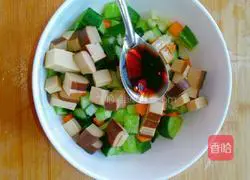 Illustration of how to make cucumber mixed with dried beans 7