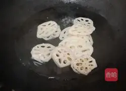 Illustration of how to make cold lotus root slices 2