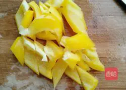 Illustration of how to make fried broccoli with yellow pepper 5