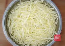 Illustration of how to make spicy and sour potato shreds 1