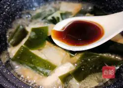 Illustration of how to make kelp stewed tofu 9