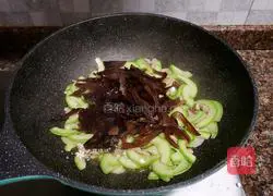 Illustration of how to make fried fungus with zucchini 9