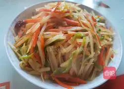 Illustration of making spicy carrot, green pepper and potato shreds 7