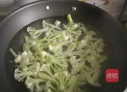 Illustration of home-style fried cauliflower 2