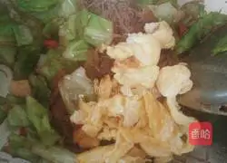 Illustration of how to stir-fry vermicelli with cabbage 12
