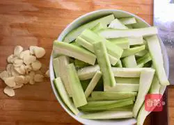 Illustration of how to make stir-fried loofah 3