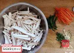 Illustration of how to make shredded king oyster mushrooms in oyster sauce 2