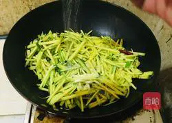 Illustration of how to make vinegar-coated pumpkin shreds 9