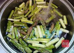 Illustration of how to make fried asparagus and mushrooms 3