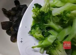 Illustration of how to make scallion oil, fungus and broccoli 3