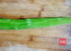 Illustration of how to make shredded cold lettuce 1